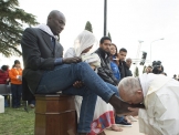 البابا فرنسيس يغسل أرجل مسلمين ويقول نحن 